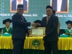 Wakil Wali Kota Balikpapan, Bagus Susetyo saat menghadiri Sidang Senat Terbuka Wisuda Ke-IX Sarjana Hukum STIS Hidayatullah Balikpapan, di Aula Asrama Haji Balikpapan, pada Sabtu (9/8//2025). Foto: BorneoFlash/Niken Sulastri