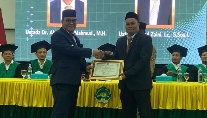 Wakil Wali Kota Balikpapan, Bagus Susetyo saat menghadiri Sidang Senat Terbuka Wisuda Ke-IX Sarjana Hukum STIS Hidayatullah Balikpapan, di Aula Asrama Haji Balikpapan, pada Sabtu (9/8//2025). Foto: BorneoFlash/Niken Sulastri