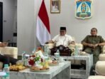 Wakil Wali Kota Balikpapan, Bagus Susetyo Bersama Sekda Kota Balikpapan Muhaimin, saat mengikuti rapat telekonferensi yang dipimpin Mendagri Tito Karnavian bersama seluruh kepala daerah dan TAPD, di Balai Kota, pada Sabtu Sore (30/8/2025). Foto: BorneoFlash/Ist