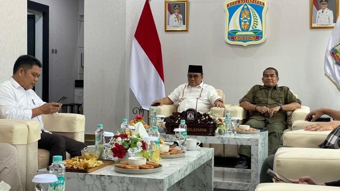 Wakil Wali Kota Balikpapan, Bagus Susetyo Bersama Sekda Kota Balikpapan Muhaimin, saat mengikuti rapat telekonferensi yang dipimpin Mendagri Tito Karnavian bersama seluruh kepala daerah dan TAPD, di Balai Kota, pada Sabtu Sore (30/8/2025). Foto: BorneoFlash/Ist