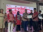 Wakil Wali Kota Balikpapan, Bagus Susetyo, saat menyerahkan legalitas koperasi merah putih kepada pengurus, pada puncak perayaan Harkopnas ke 78 Tahun 2025, di Gedung Kesenian Balikpapan, pada Minggu (3/8/2025). Foto: BorneoFlash/Niken Sulastri