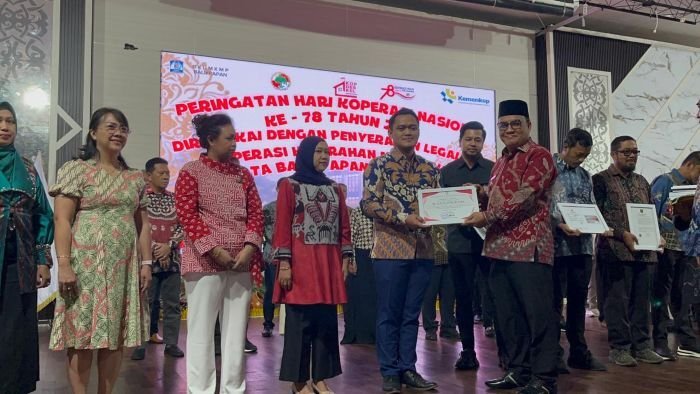 Wakil Wali Kota Balikpapan, Bagus Susetyo, saat menyerahkan legalitas koperasi merah putih kepada pengurus, pada puncak perayaan Harkopnas ke 78 Tahun 2025, di Gedung Kesenian Balikpapan, pada Minggu (3/8/2025). Foto: BorneoFlash/Niken Sulastri