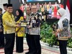 Wakil Wali Kota Balikpapan, Bagus Susetyo saat menyerahkan penghargaan kepada OPD terpilih, di Auditorium Balai Kota, pada hari Kamis (7/8/2025). Foto: BorneoFlash/Niken Sulastri