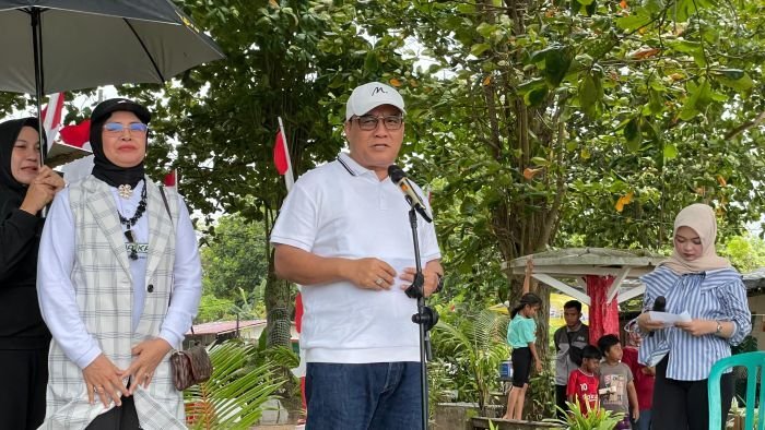 Wakil Wali Kota Balikpapan, H. Bagus Susetyo didampingi istri Hj. Siti Kotijah saat Kegiatan aksi bersih-bersih pantai Seraya, di Kelurahan Sepinggan Raya, Kecamatan Balikpapan Selatan, pada Minggu (24/8/2025). Foto: BorneoFlash/Niken Sulastri