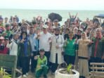 Wakil Wali Kota Balikpapan, H. Bagus Susetyo didampingi istri Hj. Siti Kotijah saat melakukan aksi bersih-bersih pantai Seraya bersama pemuda, anak-anak sekolah, mulai dari usia dini hingga Sekolah Dasar, di Kelurahan Sepinggan Raya, Kecamatan Balikpapan Selatan, pada Minggu (24/8/2025). Foto: BorneoFlash/Niken Sulastri