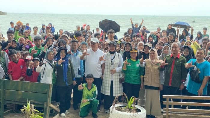 Wakil Wali Kota Balikpapan, H. Bagus Susetyo didampingi istri Hj. Siti Kotijah saat melakukan aksi bersih-bersih pantai Seraya bersama pemuda, anak-anak sekolah, mulai dari usia dini hingga Sekolah Dasar, di Kelurahan Sepinggan Raya, Kecamatan Balikpapan Selatan, pada Minggu (24/8/2025). Foto: BorneoFlash/Niken Sulastri