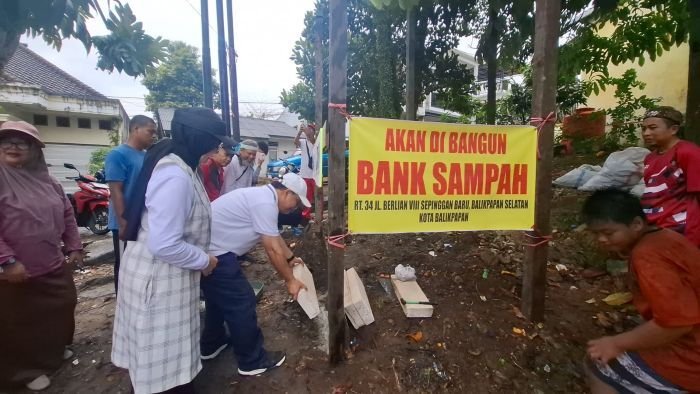 Wakil Wali Kota Balikpapan, H. Bagus Susetyo, didampingi istri Hj. Siti Kotijah saat peletakkan batu pertama pembangunan bank sampah, di Jalan Berlian VII, Kelurahan Sepinggan Baru, Kecamatan Balikpapan Selatan, pada Minggu (24/8/2025). Foto: BorneoFlash/Niken Sulastri