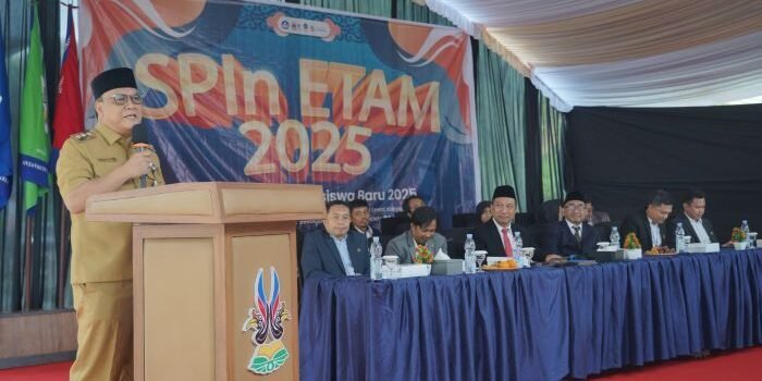 Wakil Wali Kota Balikpapan, H. Bagus Susetyo, memberikan orasi ilmiah di hadapan ratusan mahasiswa baru Institut Teknologi Kalimantan (ITK), yang digelar di Lapangan Parkir Gedung Laboratorium Terpadu 1 ITK, pada Senin (4/8/2025). Foto: BorneoFalsh/Niken Sulastri