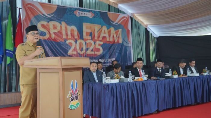 Wakil Wali Kota Balikpapan, H. Bagus Susetyo, memberikan orasi ilmiah di hadapan ratusan mahasiswa baru Institut Teknologi Kalimantan (ITK), yang digelar di Lapangan Parkir Gedung Laboratorium Terpadu 1 ITK, pada Senin (4/8/2025). Foto: BorneoFalsh/Niken Sulastri