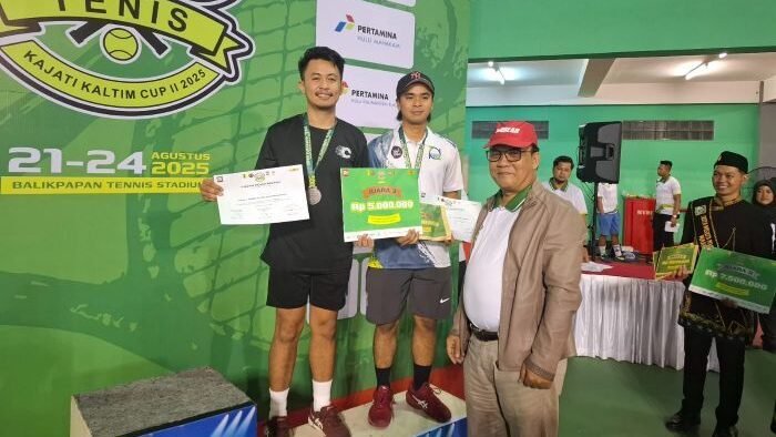 Wakil Wali Kota Balikpapan, H. Bagus Susetyo saat menghadiri penutupan Kejuaraan Kajati Cup II Tahun 2025, di Balikpapan Tennis Stadium, pada Minggu malam (24/8/2025). Foto: BorneoFlash/Niken Sulastri
