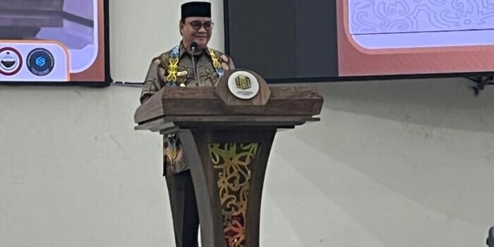 Wakil Wali Kota Balikpapan, H. Bagus Susetyo, saat menyampaikan Orasi PBAK FUAD Universitas Islam Negeri Sultan Aji Muhammad Idris, Samarinda, pada Selasa (26/8/2025). Foto: BorneoFlash/Niken Sulastri