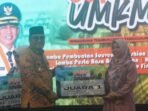 Wakil Wali Kota Balikpapan saat memberikan piagam penghargaan kepada para pemenang lomba pada Gebyar UMKM 2025, di di Balikpapan Sport and Convention Center (BSCC)/DOME, pada Kamis (14/8/2025). Foto: BorneoFlash/Niken Sulastri