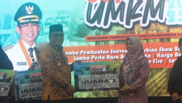 Wakil Wali Kota Balikpapan saat memberikan piagam penghargaan kepada para pemenang lomba pada Gebyar UMKM 2025, di di Balikpapan Sport and Convention Center (BSCC)/DOME, pada Kamis (14/8/2025). Foto: BorneoFlash/Niken Sulastri