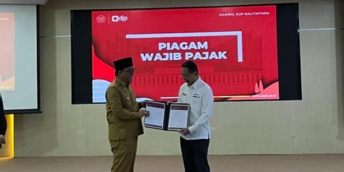 Wakil Walikota Balikpapan, Dr. Ir. H. Bagus Susetyo, M.M., bersama Kepala Kantor Wilayah DJP Kaltimtara, Heru Narwanta saat peluncuran piagam wajib pajak, di Aula Etam, Kantor Wilayah DJP Kalimantan Timur dan Utara, pada Senin (11/08/2025). Foto: BorneoFlash/Niken Sulastri