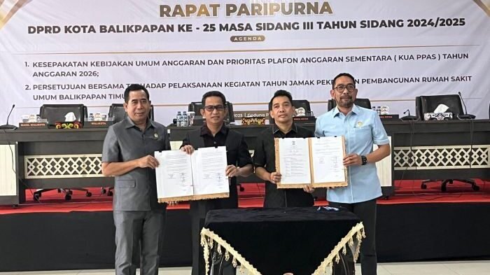 Wali Kota Balikpapan, H. Rahmad Mas'ud dan Ketua DPRD Balikpapan, Alwi AlQadri didampingi Wakil Ketua DPRD Balikpapan lakukan penandatanganan dalam Rapat Paripurna DPRD Balikpapan, di Gedung Parkir Klandasan Balikpapan, pada Kamis (13/8/2025). Foto: BorneoFlash/ Niken Sulastri