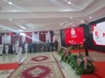 Wali Kota Balikpapan, H. Rahmad Mas’ud, saat mengukuhkan 39 paskibraka di Aula Balai Kota Balikpapan, pada Jumat (15/8/2025) malam. Foto: BorneoFlash/Niken Sulastri