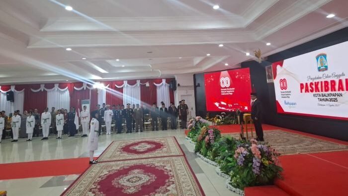 Wali Kota Balikpapan, H. Rahmad Mas’ud, saat mengukuhkan 39 paskibraka di Aula Balai Kota Balikpapan, pada Jumat (15/8/2025) malam. Foto: BorneoFlash/Niken Sulastri