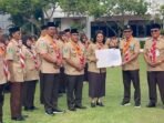 Wali Kota Balikpapan, H. Rahmad Mas'ud saat menyerahkan kepada Kepala Disparpora simbolis lahan seluas 25 hektare untuk dijadikan lokasi Bumi Perkemahan Kota Balikpapan, usai Upacara Parade di Halaman Balai Kota Balikpapan, pada Kamis (14/8/2025). Foto: BorneoFlash/Niken Sulastri