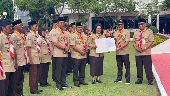 Wali Kota Balikpapan, H. Rahmad Mas'ud saat menyerahkan kepada Kepala Disparpora simbolis lahan seluas 25 hektare untuk dijadikan lokasi Bumi Perkemahan Kota Balikpapan, usai Upacara Parade di Halaman Balai Kota Balikpapan, pada Kamis (14/8/2025). Foto: BorneoFlash/Niken Sulastri