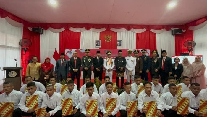 Wali Kota Balikpapan, Rahmad Mas’ud, didampingi Kepala Rutan Balikpapan, Agus Salim, menyerahkan remisi umum dan remisi dasawarsa kepada warga binaan Rutan Balikpapan, pada Minggu (17/8/2025). Foto: BorneoFlash/Niken Sulastri