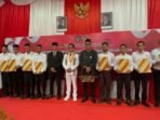 Wali Kota Balikpapan, Rahmad Mas’ud, didampingi Kepala Rutan Balikpapan, Agus Salim, menyerahkan remisi umum dan remisi dasawarsa kepada warga binaan Rutan Balikpapan, pada Minggu (17/8/2025). Foto: BorneoFlash/Niken Sulastri