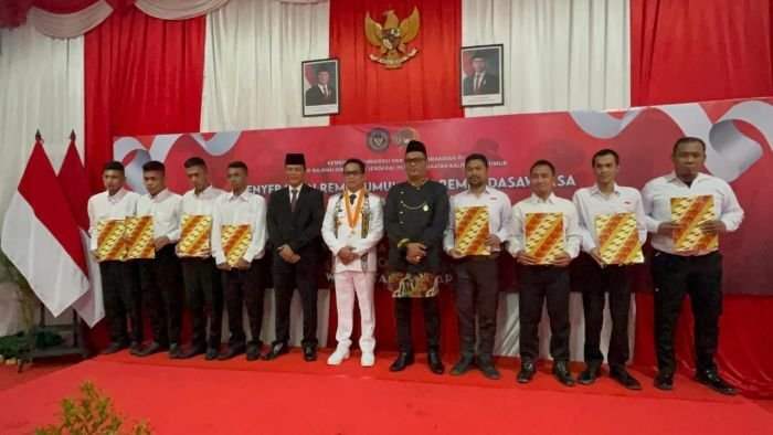 Wali Kota Balikpapan, Rahmad Mas’ud, didampingi Kepala Rutan Balikpapan, Agus Salim, menyerahkan remisi umum dan remisi dasawarsa kepada warga binaan Rutan Balikpapan, pada Minggu (17/8/2025). Foto: BorneoFlash/Niken Sulastri