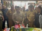 Wali Kota Balikpapan, Rahmad Mas’ud, didampingi Wakil Wali Kota Balikpapan, Bagus Susetyo memimpin sidak stok beras di Aulia II Pasar Sepinggan, pada Senin (11/8/2025). Foto: BorneoFlash/Niken Sulastri