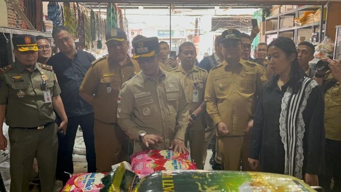 Wali Kota Balikpapan, Rahmad Mas’ud, didampingi Wakil Wali Kota Balikpapan, Bagus Susetyo memimpin sidak stok beras di Aulia II Pasar Sepinggan, pada Senin (11/8/2025). Foto: BorneoFlash/Niken Sulastri