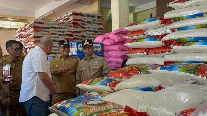 Wali Kota Balikpapan, Rahmad Mas’ud, didampingi Wakil Wali Kota Balikpapan, Bagus Susetyo memimpin sidak stok beras di Gudang UD. Gunung Sari, pada Senin (11/8/2025). Foto: BorneoFlash/Niken Sulastri