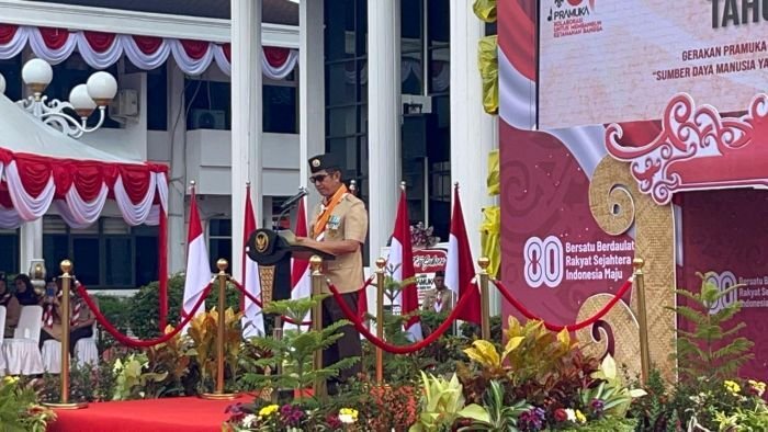 Wali Kota Balikpapan, Rahmad Mas'ud memimpin upacara parade dalam rangka Hari Pramuka ke 64 Tahun 2025, di Halaman Balai Kota Balikpapan, pada Kamis (14/8/2025). Foto: BorneoFlash/Niken Sulastri