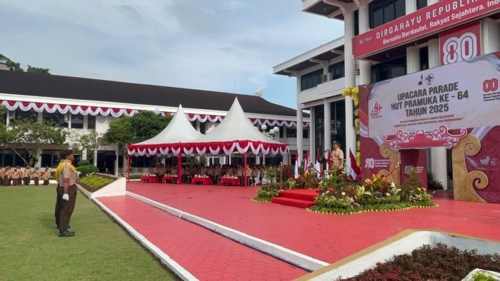 Wali Kota Balikpapan, Rahmad Mas'ud memimpin upacara parade dalam rangka Hari Pramuka ke 64 Tahun 2025, di Halaman Balai Kota Balikpapan, pada Kamis (14/8/2025). Foto: BorneoFlash/Niken Sulastri