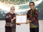 Wali Kota Balikpapan, Rahmad Mas’ud saat menerima penghargaan sertifikat KLA Karegori Utama Tahun 2025 dari Menteri Pemberdayaan Perempuan dan Perlindungan Anak Arifah Fauzi, dalam acara penganugerahan yang digelar di Auditorium HM Rasjidi, Kementerian Agama Jakarta, pada Jumat (8/8/2025). Foto: BorneoFlash/Ist