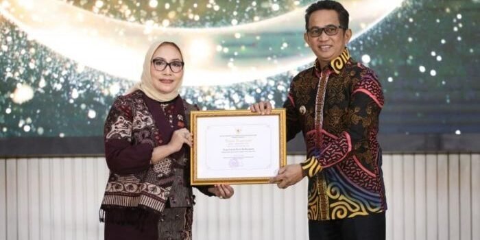 Wali Kota Balikpapan, Rahmad Mas’ud saat menerima penghargaan sertifikat KLA Karegori Utama Tahun 2025 dari Menteri Pemberdayaan Perempuan dan Perlindungan Anak Arifah Fauzi, dalam acara penganugerahan yang digelar di Auditorium HM Rasjidi, Kementerian Agama Jakarta, pada Jumat (8/8/2025). Foto: BorneoFlash/Ist
