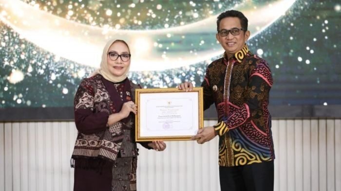 Wali Kota Balikpapan, Rahmad Mas’ud saat menerima penghargaan sertifikat KLA Karegori Utama Tahun 2025 dari Menteri Pemberdayaan Perempuan dan Perlindungan Anak Arifah Fauzi, dalam acara penganugerahan yang digelar di Auditorium HM Rasjidi, Kementerian Agama Jakarta, pada Jumat (8/8/2025). Foto: BorneoFlash/Ist