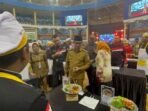 Wali Kota Balikpapan, Rahmad Mas’ud saat meninjau lomba kuliner pada Gebyar UMKM 2025, di Balikpapan Sport and Convention Center (BSCC)/DOME, pada Selasa (12/8/2025). Foto: BorneoFlash/Niken Sulastri