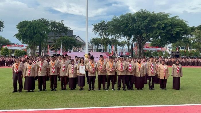 Wali Kota Balikpapan didampingi Wakil Wali Kota Balikpapan, Bagus Susetyo dan Ketua Kwarcab Gerakan Pramuka Kota Balikpapan, Muhaimin memberikan penganugerahan kepada 43 Panca Warsa Kwartir Cabang Gerakan Pramuka Kota Balikpapan, di Halaman Balai Kota Balikpapan, pada Kamis (14/8/2025). Foto: BorneoFlash/Niken Sulastri