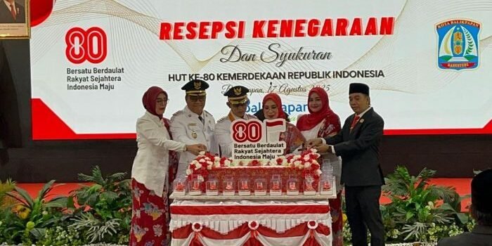 Wali Kota H. Rahmad Mas’ud bersama istri Hj. Nurlena Mas’ud, serta Wakil Wali Kota H. Bagus Susetyo bersama istri Hj. Siti Kotijah dan Ketua DPRD Balikpapan, Alwi Al Qadri, saat memotong tumpeng pada acara syukuran peringatan HUT ke 80 RI, di Auditorium B
