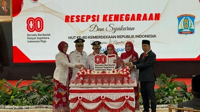 Wali Kota H. Rahmad Mas’ud bersama istri Hj. Nurlena Mas’ud, serta Wakil Wali Kota H. Bagus Susetyo bersama istri Hj. Siti Kotijah dan Ketua DPRD Balikpapan, Alwi Al Qadri, saat memotong tumpeng pada acara syukuran peringatan HUT ke 80 RI, di Auditorium Balai Kota, pada Minggu (17/8/2025). Foto: BorneoFlash/Niken Sulastri