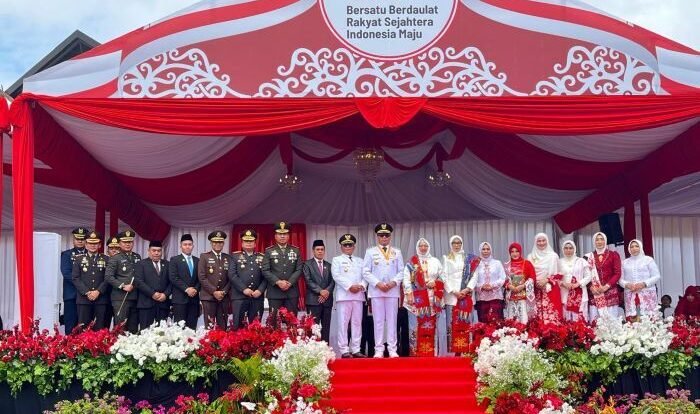 Wali Kota Samarinda, Andi Harun bersama Wakil Wali Kota, Saefuddin Zuhri dan jajaran Forkopimda berfoto bersama usai Upacara HUT RI ke-80 di GOR Segiri, pada Minggu (17/8/2025). Foto: BorneoFlash/Nur Ainunnisa