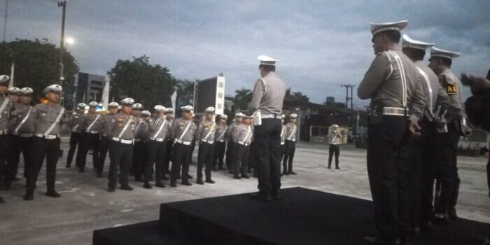 Satlantas Polresta Balikpapan menggelar apel pagi skala besar di Lapangan Apel Polresta Balikpapan, dalam upaya memperkuat koordinasi dan kekompakan jajaran Korps Lalu Lintas. Senin (4/8/2025) pukul 05.50 Wita. Foto: HO/Humas Polresta Balikpapan