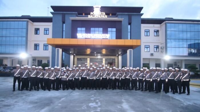 Satlantas Polresta Balikpapan menggelar apel pagi skala besar di Lapangan Apel Polresta Balikpapan, dalam upaya memperkuat koordinasi dan kekompakan jajaran Korps Lalu Lintas. Senin (4/8/2025) pukul 05.50 Wita. Foto: HO/Humas Polresta Balikpapan