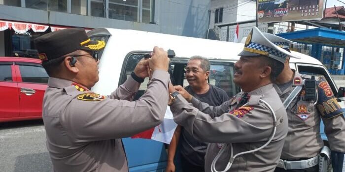 Kapolresta Balikpapan Kombes Pol Anton Firmanto, SH, SIK, MSi, memimpin langsung aksi pembagian 2.000 lembar Bendera Merah Putih kepada pengendara yang melintas di kawasan Simpang Traffic Light Plaza – Jembatan Emas, Balikpapan Kota. Foto: HO/Humas Polresta Balikpapan