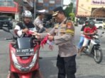 Kapolresta Balikpapan Kombes Pol Anton Firmanto, SH, SIK, MSi, memimpin langsung aksi pembagian 2.000 lembar Bendera Merah Putih kepada pengendara yang melintas di kawasan Simpang Traffic Light Plaza – Jembatan Emas, Balikpapan Kota. Foto: HO/Humas Polresta Balikpapan