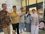 Wakil Wali Kota Balikpapan, Bagus Susetyo saat menyerahkan kaki palsu kepada anak-anak dan penyandang disabilitas di Sekretariat Dewan Pengurus Cabang Perkumpulan Penyandang Disabilitas Indonesia Kota Balikpapan, pada Kamis (7/8/2025). Foto: BorneoFlash/Niken Sulastri