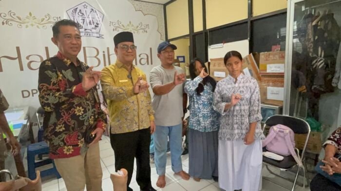 Wakil Wali Kota Balikpapan, Bagus Susetyo saat menyerahkan kaki palsu kepada anak-anak dan penyandang disabilitas di Sekretariat Dewan Pengurus Cabang Perkumpulan Penyandang Disabilitas Indonesia Kota Balikpapan, pada Kamis (7/8/2025). Foto: BorneoFlash/Niken Sulastri