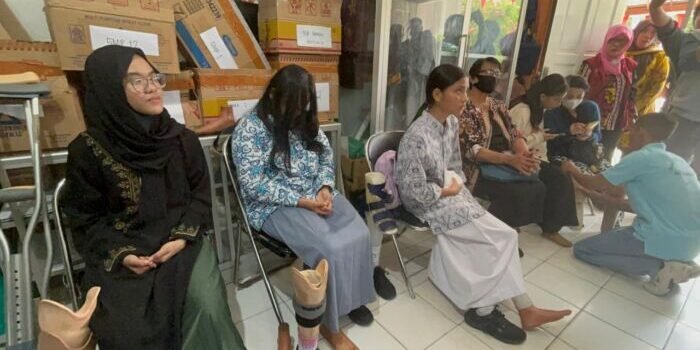 Proses Pemasangan kaki palsu kepada anak-anak dan penyandang disabilitas di Sekretariat Dewan Pengurus Cabang Perkumpulan Penyandang Disabilitas Indonesia Kota Balikpapan, pada Kamis (7/8/2025). Foto: BorneoFlash/Niken Sulastri