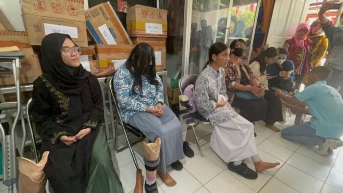 Proses Pemasangan kaki palsu kepada anak-anak dan penyandang disabilitas di Sekretariat Dewan Pengurus Cabang Perkumpulan Penyandang Disabilitas Indonesia Kota Balikpapan, pada Kamis (7/8/2025). Foto: BorneoFlash/Niken Sulastri