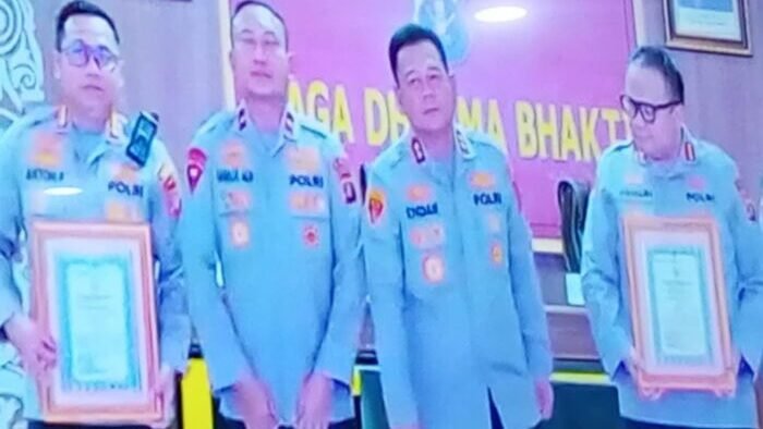 Kapolresta Balikpapan, Kombes Pol Anton Firmanto, SH, SIK, MSi, menerima penghargaan sebagai peringkat kedua terbaik dalam penyusunan dan penyampaian Laporan Analisa dan Evaluasi (Anev) Kamtibmas tingkat Polda Kaltim. Foto: HO/Humas Polresta Balikpapan