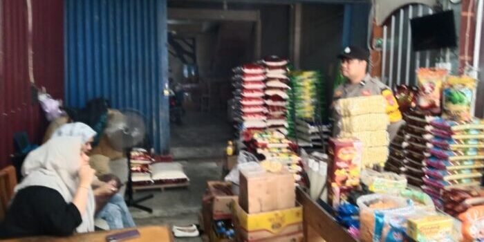 Polsek Balikpapan Barat bersama jajaran Bhabinkamtibmas turun langsung memantau jalannya Gerakan Pangan Murah(GPM) yang digelar di Pasar Pandan Sari, dalam menyambut hari kemerdekaan ke-80 Republik Indonesia. Foto: HO/Humas Polresta Balikpapan