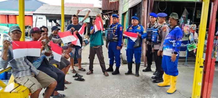 Dalam menyambut Hari Kemerdekaan RI ke-80, Pelabuhan Speed Boat Kampung Baru, Balikpapan Barat tampak berbeda. Kini dihiasi kibaran ratusan Bendera Merah Putih yang dibagikan langsung oleh Direktorat Polairud Polda Kalimantan Timur. Foto: HO/Humas Polda Kaltim